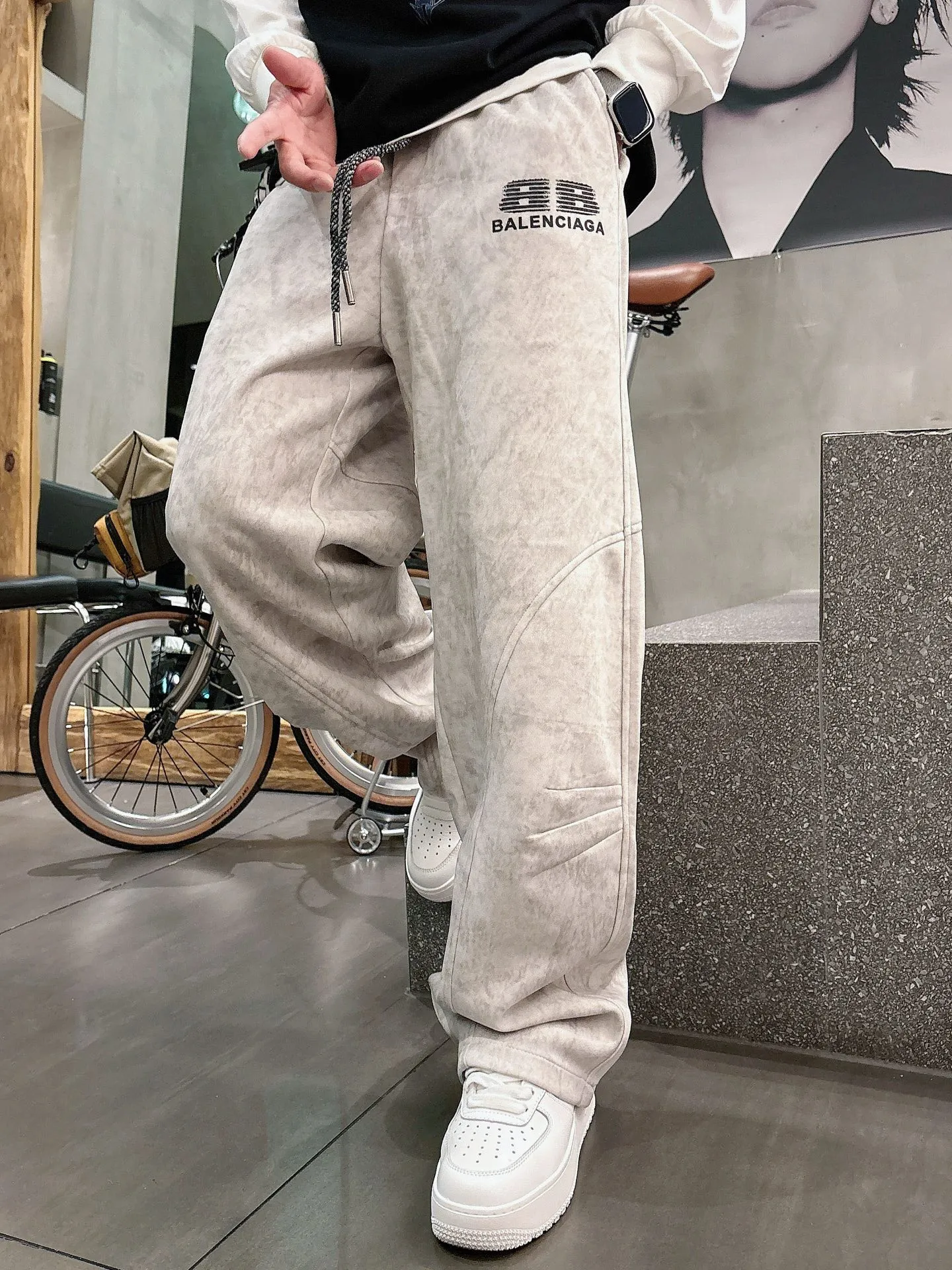 Balenciaga 🆕2026 Autumn and Winter New Arrival Casual Pants! The official website will be released simultaneously. Brand Classic LOGO casual pants, customized fabrics, excellent comfort and strong touch. Highly recognisable, perfect appearance and craftsmanship. Size:M-3XL